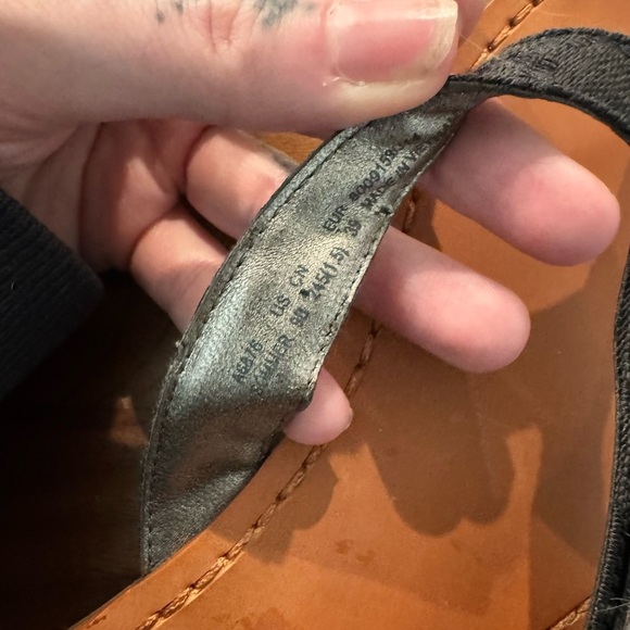 Coach Women's Black and Tan Flip-Flop Sandals‎ - Picture 5 of 6